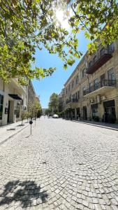 eine Kopfsteinpflasterstraße in einer Stadt mit Gebäuden in der Unterkunft Veluna Inn Hostel in Baku
