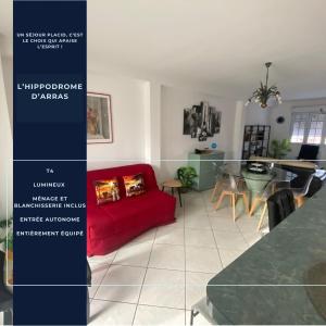 Una sala de estar con un sofá rojo y una mesa. en L'Hippodrome d'Arras - Appartement 3 chambres, en Arras