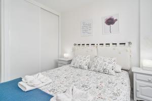 Postel nebo postele na pokoji v ubytování Laguna's Sunset Torrox Costa