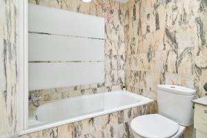 Koupelna v ubytování Laguna's Sunset Torrox Costa + 19 fotografií