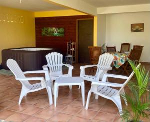 un grupo de sillas blancas sentadas en un patio en Carbet Horizon, en Le Carbet 18 fotos más