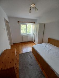 une chambre avec un grand lit et une fenêtre dans l'établissement Homely Cozy Place, à Bucarest