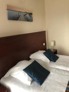 Imagen de la galería de Hôtel Le Trécelin, en Fréhel 40 fotos más