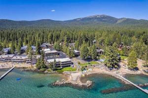 une vue aérienne d'un complexe hôtelier avec plage dans l'établissement Summit & Shore Chalet, à Wood Vista