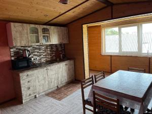 Η κουζίνα ή μικρή κουζίνα στο Домашній затишок