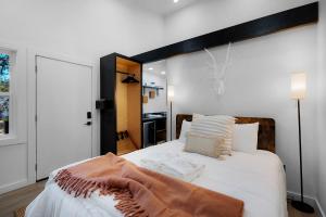 una camera da letto con un grande letto bianco con testiera in legno di A Place & Time a Lickskillet