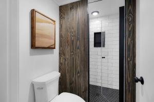 bagno con servizi igienici e porta in legno di A Place & Time a Lickskillet