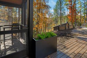 un portico di una casa con una pianta in vaso di A Place & Time a Lickskillet Altre 3 foto