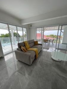 un soggiorno con un divano e un tavolo di Villa Bel'Horizon a Bielle