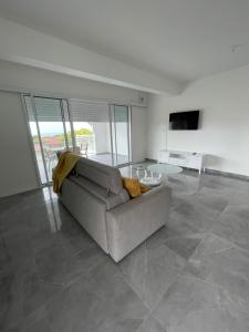 a living room with a couch and a glass table at Villa Bel'Horizon in Capesterre