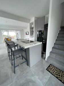 una cucina con tavolo e sedie e una scala di Villa Bel'Horizon a Bielle Altre 23 foto