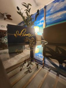 una camera con un tavolo in vetro e un computer portatile di Blue Paradise a Englewood