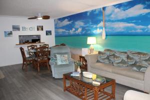 un soggiorno con un dipinto dell'oceano di Blue Paradise a Englewood