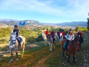 un gruppo di persone che cavalcano su una collina di Le Mas Roux a Laroque