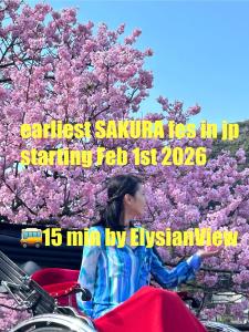 una mujer conduciendo una motocicleta frente a un árbol en Elysian view izu, en Koura