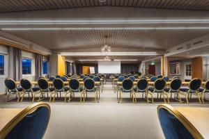 ファウスケにあるScandic Fauskeの会議室(椅子、テーブル、スクリーン付)