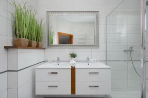 Koupelna v ubytování Spacious 3-bedroom House with the Excellent Location Near the Airport by Noclegi Renters