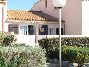 a house with a street light in front of it at Maison 2 Pièces Mezzanine Proche Plage, Animaux Acceptés, Parking - FR-1-229D-55 in Fleury