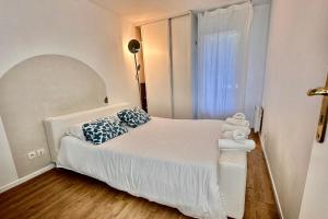 ein kleines Schlafzimmer mit einem weißen Bett und einem Fenster in der Unterkunft KAALA STAYS - Family apt Disney - Paris Garden Parking in Noisy-le-Grand