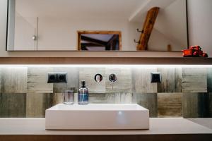 een wastafel met een fles alcohol erop bij Historischer Gasthof Zum Anker Wachau in Wachau +95 foto's