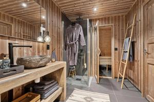 ein Badezimmer mit einem Waschbecken und Holzwänden in der Unterkunft Large family cabin at Hafjell with ski in-ski out in Hunder + 24 Fotos