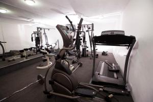 The fitness centre and/or fitness facilities at Hotel El Camino Inn & Suites