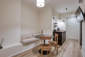 Η κουζίνα ή μικρή κουζίνα στο Wellness Suites +56 φωτογραφίες