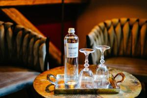 een tafel met een fles en twee glazen erop bij Historischer Gasthof Zum Anker Wachau in Wachau