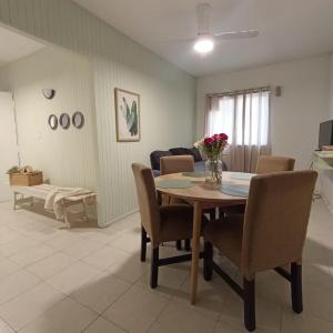 a dining room with a table and chairs at Mary Elena in La Porteña
