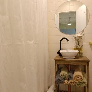 a bathroom with a sink and a mirror at Mary Elena in La Porteña