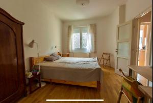 Postel nebo postele na pokoji v ubytování Breathtaking balcony to the Castle