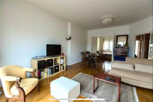 TV a/nebo společenská místnost v ubytování Breathtaking balcony to the Castle