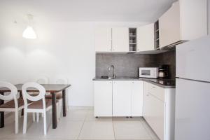 Η κουζίνα ή μικρή κουζίνα στο Apartamento en club cala azul