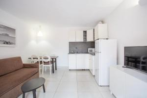 Η κουζίνα ή μικρή κουζίνα στο Apartamento en club cala azul +5 φωτογραφίες