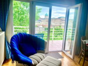 Posezení v ubytování Breathtaking balcony to the Castle + 11 fotografií