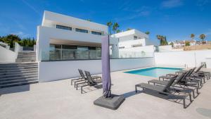 una villa con piscina e sedie a sdraio di Villa Sapphire 62 a Castillo de Sabinillas