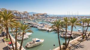 un porto turistico con barche in un porto con palme di Villa Sapphire 62 a Castillo de Sabinillas