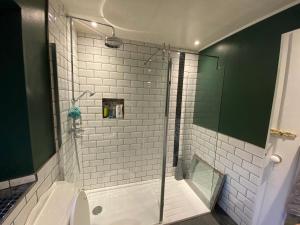 una doccia con una porta in vetro in un bagno di Culrain Cottage a Fort Augustus Altre 19 foto