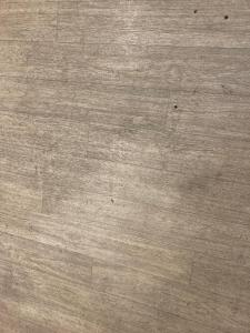 una imagen de un piso de madera en una habitación en Maison 6 personnes à proximité Clermont-Fd, en Ceyrat