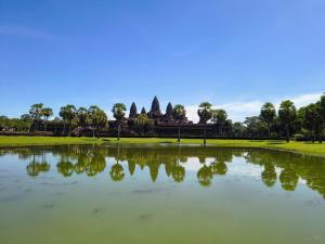 een grote vijver voor een tempel bij Phonluer Angkor Homestay, in Siem Reap