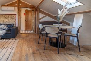 ニースにあるAppart' cosy sur les toits du coeur de Nice - Climのテーブルと椅子のあるダイニングルーム +22枚の写真