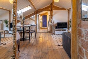 Una televisión o centro de entretenimiento en Appart' cosy sur les toits du coeur de Nice - Clim