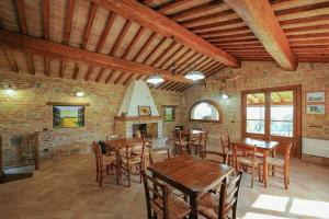 Restaurace v ubytování Apartment Near Lake Trasimeno With View