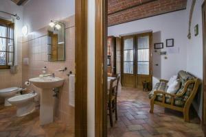 Koupelna v ubytování Apartment Near Lake Trasimeno With View + 25 fotografií