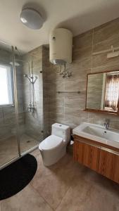 Koupelna v ubytování Exclusive 3 Bedroom House Apartment, Gated