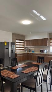 Kuchyň nebo kuchyňský kout v ubytování Exclusive 3 Bedroom House Apartment, Gated