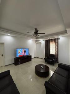 TV a/nebo společenská místnost v ubytování Exclusive 3 Bedroom House Apartment, Gated