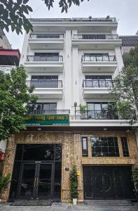 a white building with a sign on the front of it at 阮黄酒店 in Hòa Ðình