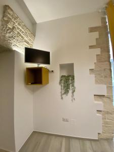 a white room with a wall with a tv on it at B&B Iris in Terlizzi