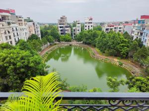 a pond in the middle of a city with buildings at 阮黄酒店 in Hòa Ðình +1 photo